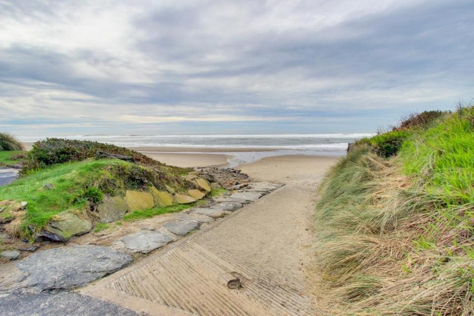 Beach House With A Park Lincoln City Exterior photo