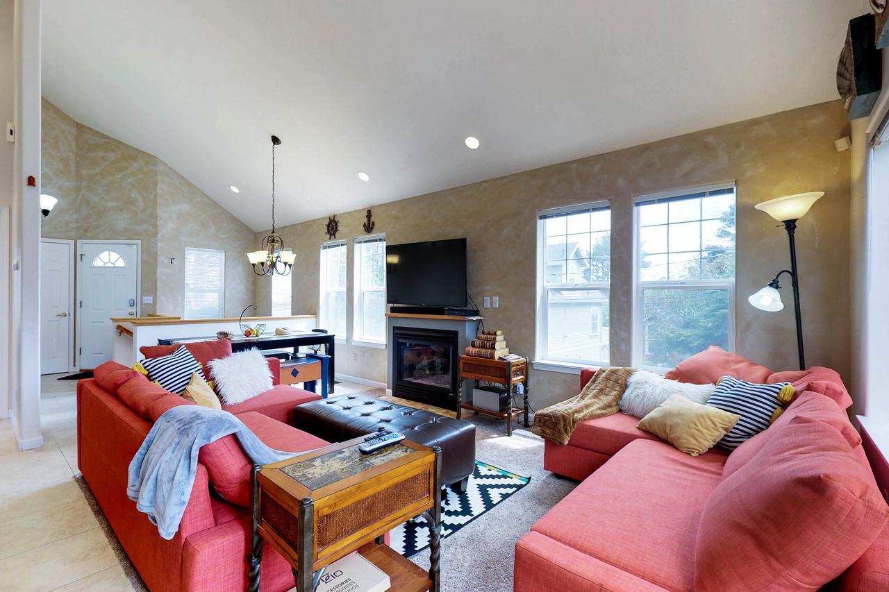 Beach House With A Park Lincoln City Exterior photo