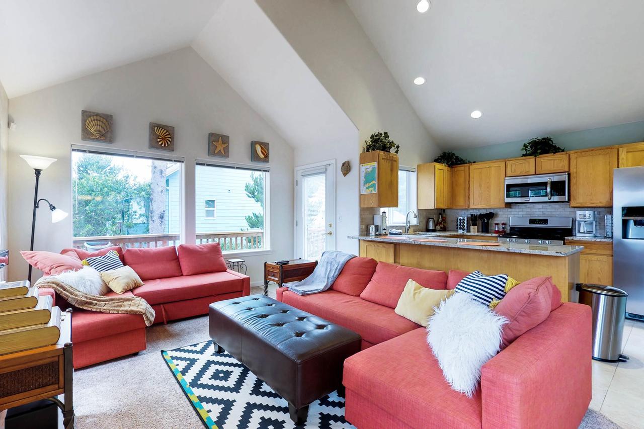 Beach House With A Park Lincoln City Exterior photo