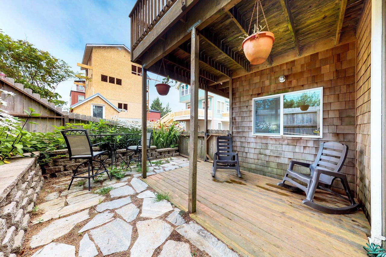 Beach House With A Park Lincoln City Exterior photo