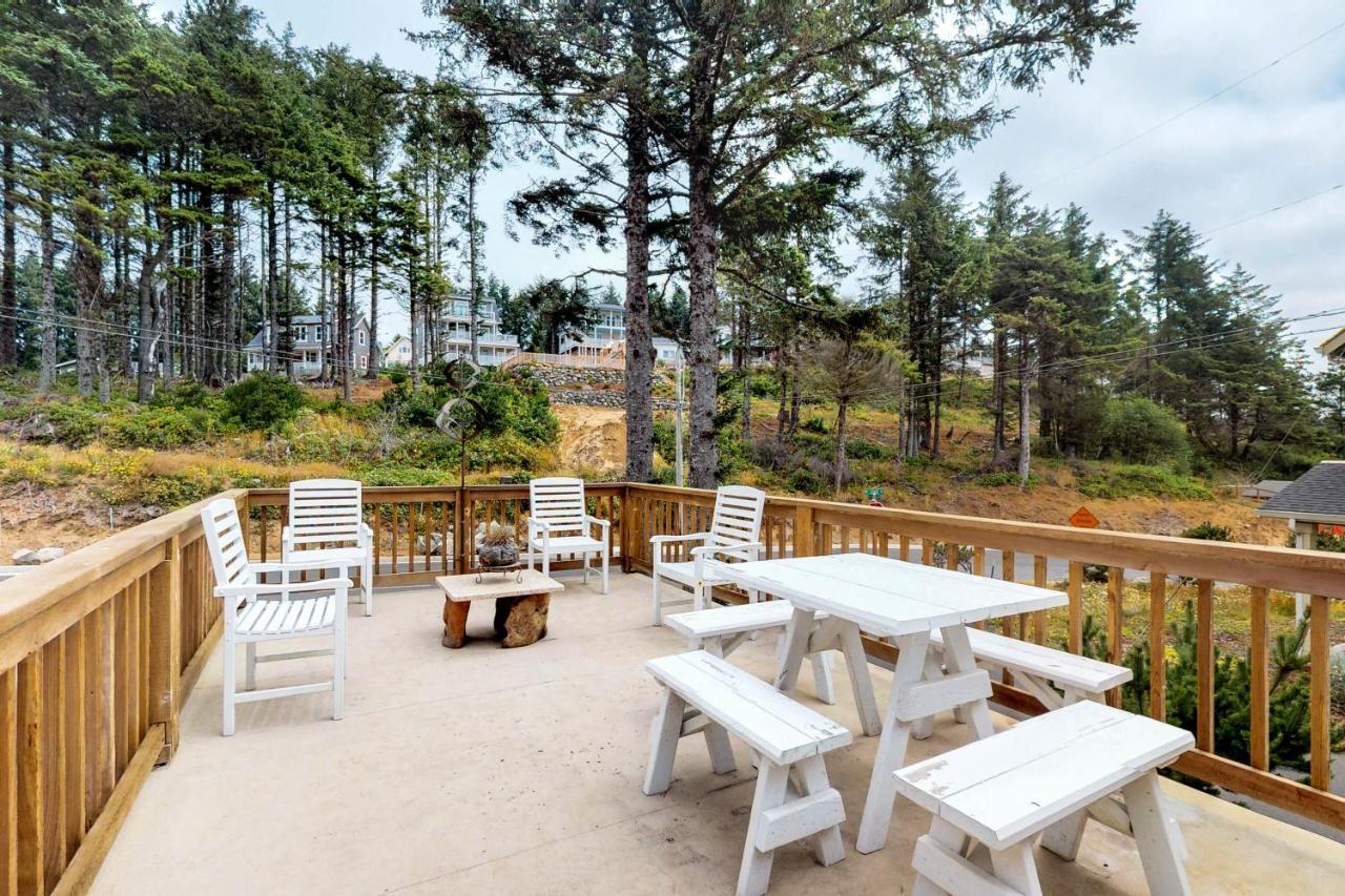Beach House With A Park Lincoln City Exterior photo