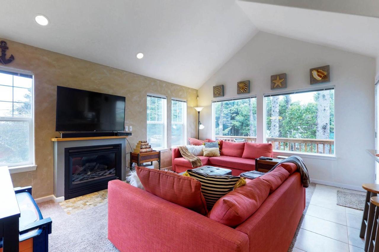 Beach House With A Park Lincoln City Exterior photo